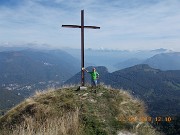 52-ALLA SPALLE DI SANTO SI INTRAVEDE IL LARIO